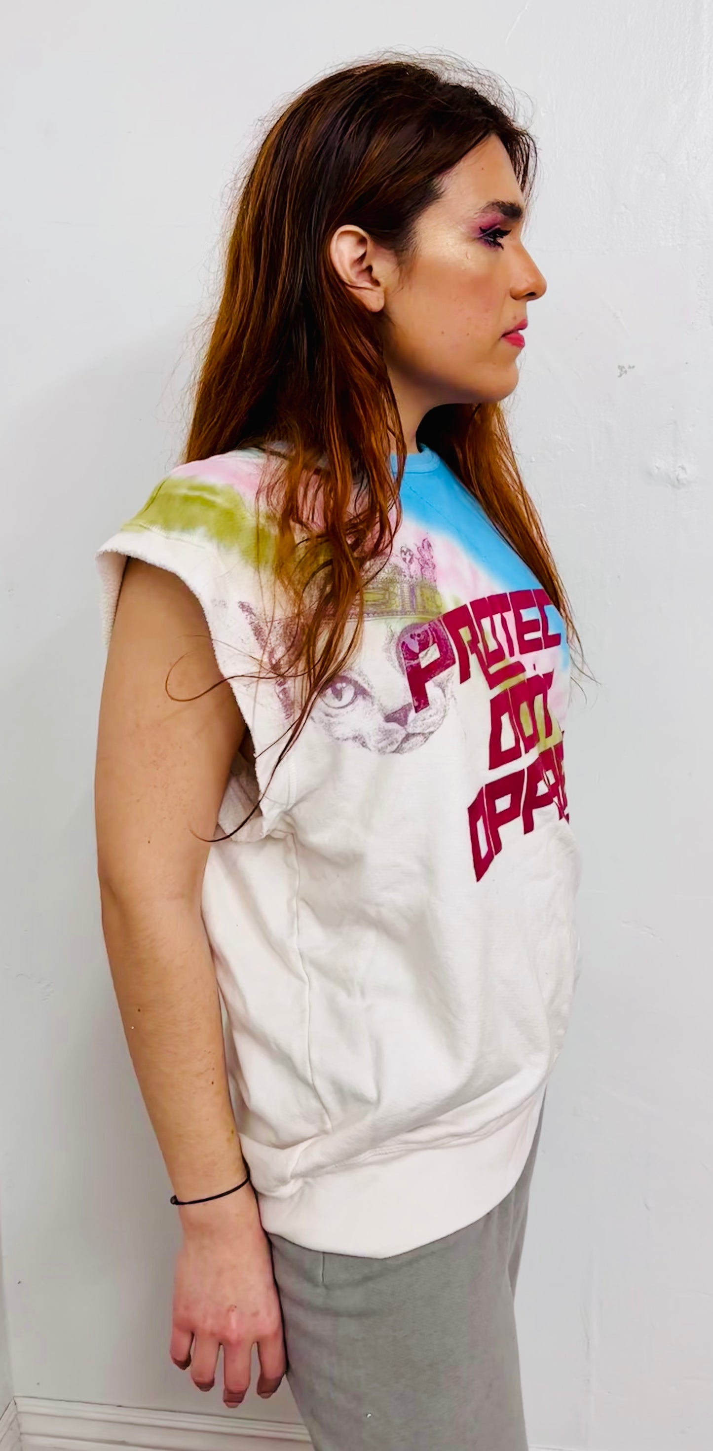 Cut off sleeve printed sweatshirt