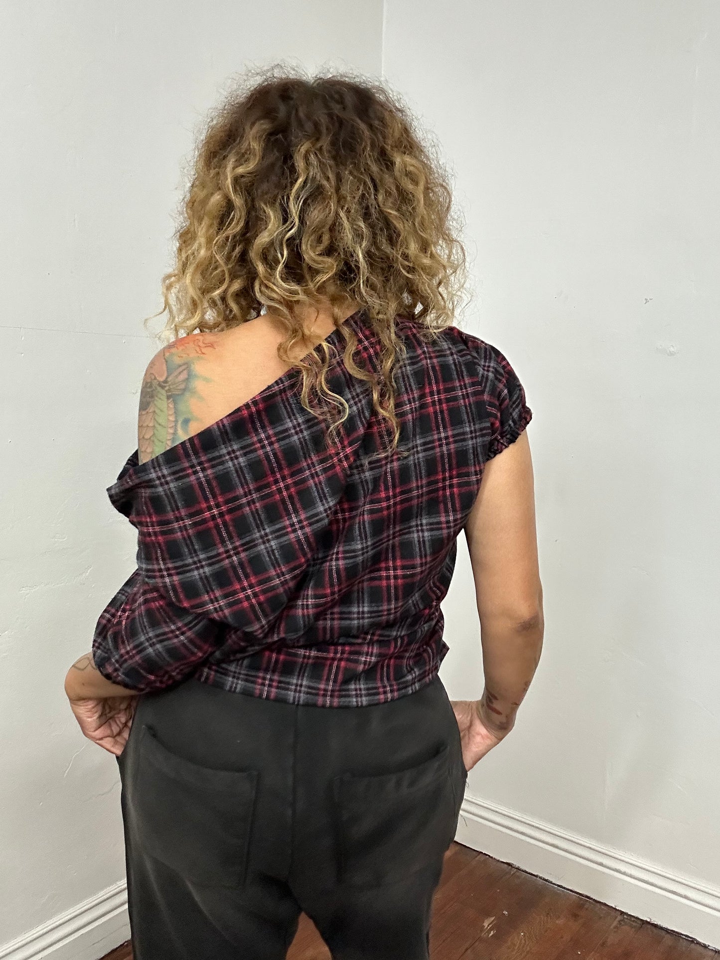 Off shoulder side elastic rushed top